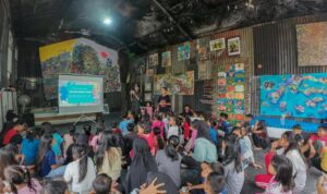 Warga dari berbagai usia mengikuti kegiatan kelas seni gratis Kelana Akhir Pekan bersama Komunitas Seni Nan Tumpah.