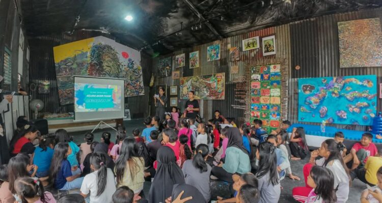 Warga dari berbagai usia mengikuti kegiatan kelas seni gratis Kelana Akhir Pekan bersama Komunitas Seni Nan Tumpah.