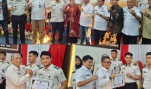Kepala Kanwil Ditjenpas Sumbar menyerahkan penghargaan kepada 15 petugas berprestasi di Aula Sahardjo, Lapas Kelas IIA Padang