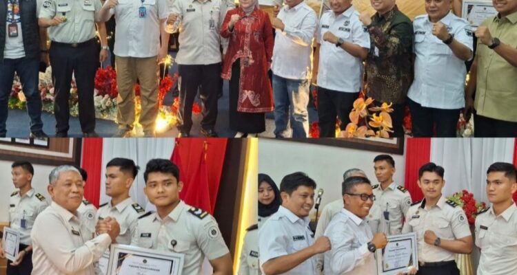 Kepala Kanwil Ditjenpas Sumbar menyerahkan penghargaan kepada 15 petugas berprestasi di Aula Sahardjo, Lapas Kelas IIA Padang