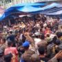 Suasana kericuhan saat penertiban lapak PKL oleh petugas Satpol PP di kawasan Pasar Raya Padang.