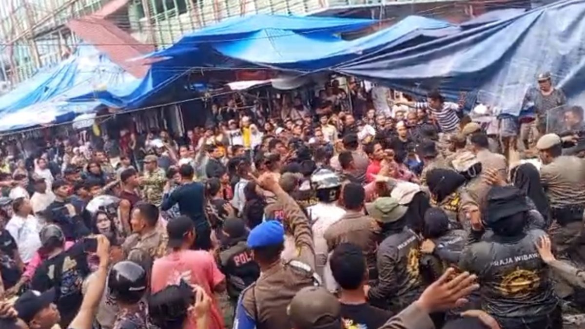 penertiban-pkl-pasar-raya-padang-berujung-kericuhan,-9-anggota-satpol-pp-terluka Suasana kericuhan saat penertiban lapak PKL oleh petugas Satpol PP di kawasan Pasar Raya Padang.