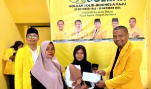 Pengurus DPD Partai Golkar Payakumbuh merayakan HUT ke-62 dengan kegiatan santunan anak yatim dan doa bersama.
