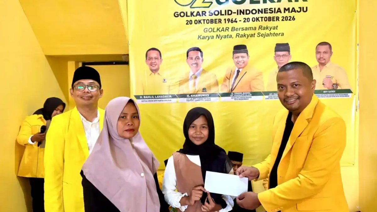 Pengurus DPD Partai Golkar Payakumbuh merayakan HUT ke-62 dengan kegiatan santunan anak yatim dan doa bersama.