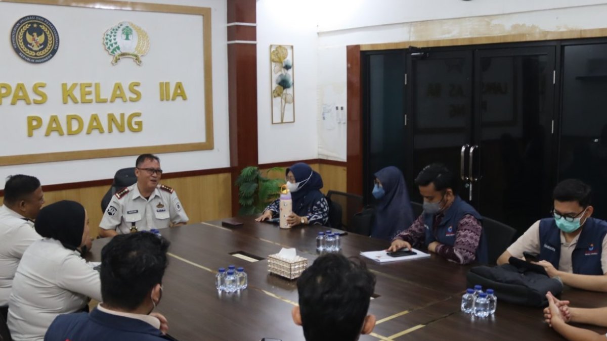 Tim Ombudsman RI saat meninjau standar pelayanan publik di Lapas Kelas IIA Padang bersama Kepala Lapas.