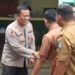 Kapolres Pasaman Barat, AKBP Agung Tribawanto, berdialog dengan warga di Kedai Sahabi untuk menyerap aspirasi keamanan.