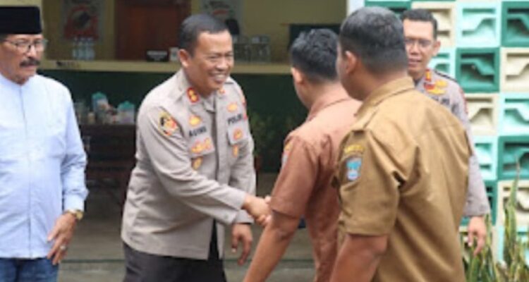 Kapolres Pasaman Barat, AKBP Agung Tribawanto, berdialog dengan warga di Kedai Sahabi untuk menyerap aspirasi keamanan.