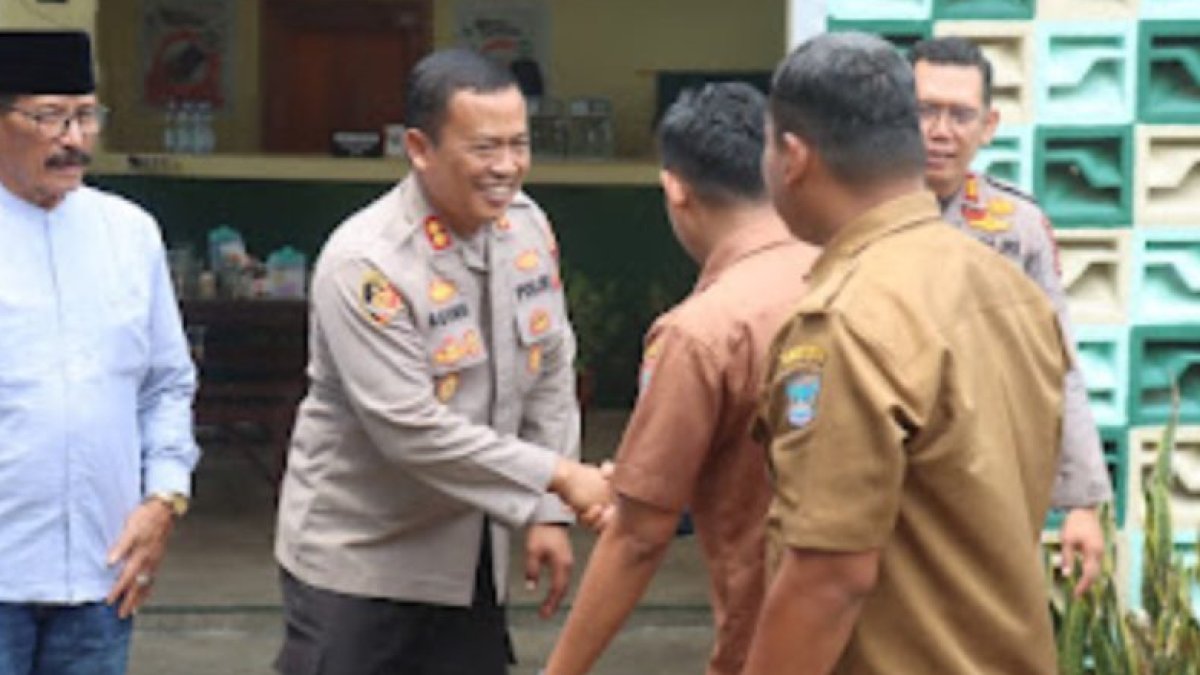 Kapolres Pasaman Barat, AKBP Agung Tribawanto, berdialog dengan warga di Kedai Sahabi untuk menyerap aspirasi keamanan.