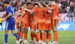 Direktur Utama I.League, Ferry Paulus, memberikan keterangan pers terkait sanksi bagi Persija Jakarta di kantor I.League.
