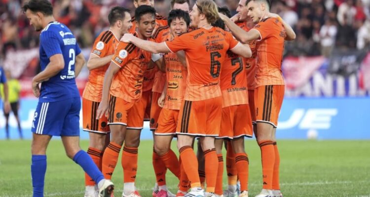 Direktur Utama I.League, Ferry Paulus, memberikan keterangan pers terkait sanksi bagi Persija Jakarta di kantor I.League.