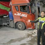 Truk bermuatan semen menabrak rumah warga di pinggir Jalan Lintas Solok–Padang akibat rem blong.