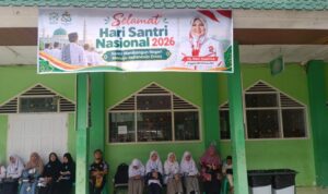Anggota DPR RI Nevi Zuairina memberikan pidato motivasi bagi para santri dalam rangka peringatan Hari Santri Nasional 2026.