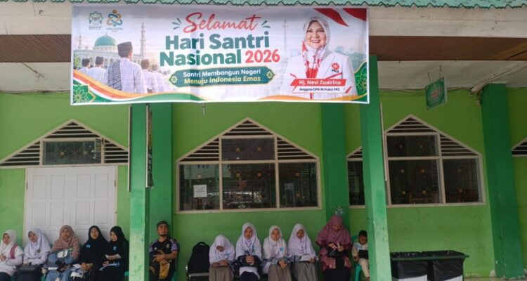 Anggota DPR RI Nevi Zuairina memberikan pidato motivasi bagi para santri dalam rangka peringatan Hari Santri Nasional 2026.