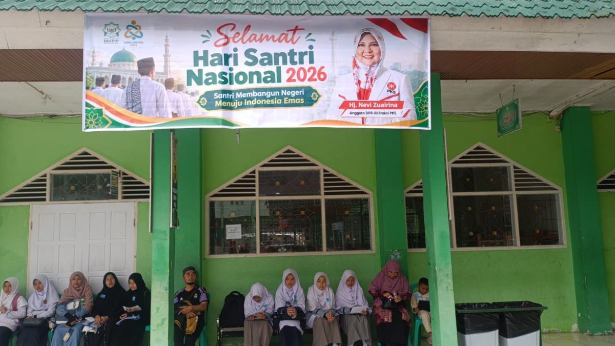 hari-santri-nasional-2026,-nevi-zuairina:-momen-penguatan-peran-santri-membangun-negeri-menuju-indonesia-emas Anggota DPR RI Nevi Zuairina memberikan pidato motivasi bagi para santri dalam rangka peringatan Hari Santri Nasional 2026.