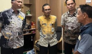Gubernur Sumbar Mahyeldi menjenguk Ketua MUI Sumbar Zulkarnaini yang dirawat di RS Medika Cilegon pascakebakaran KMP Batumand