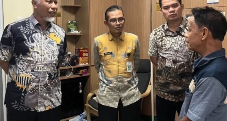 Gubernur Sumbar Mahyeldi menjenguk Ketua MUI Sumbar Zulkarnaini yang dirawat di RS Medika Cilegon pascakebakaran KMP Batumand