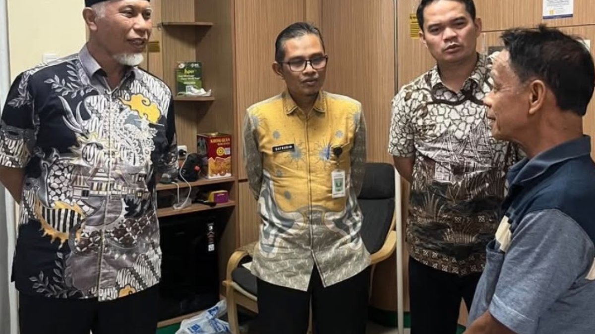 Gubernur Sumbar Mahyeldi menjenguk Ketua MUI Sumbar Zulkarnaini yang dirawat di RS Medika Cilegon pascakebakaran KMP Batumand