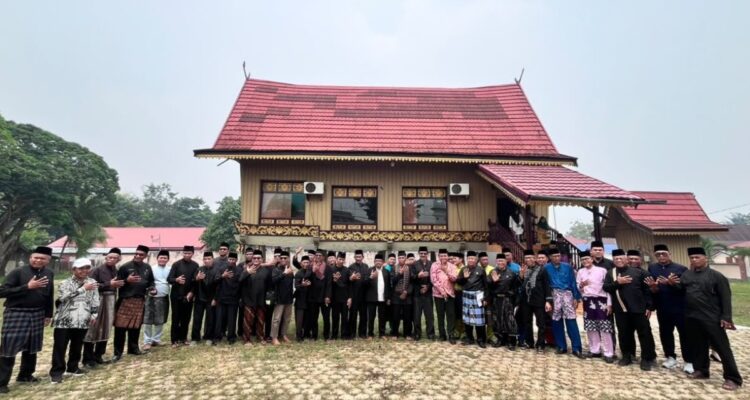 Tokoh adat Kurai Bukittinggi saat melakukan kunjungan studi banding mengenai penerapan Perda Adat di Provinsi Jambi.