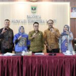 Sekretaris DPRD Sumbar memaparkan optimalisasi layanan digital dan keterbukaan informasi publik dalam evaluasi di Bappeda Sum