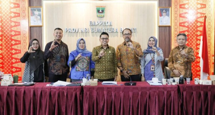 Sekretaris DPRD Sumbar memaparkan optimalisasi layanan digital dan keterbukaan informasi publik dalam evaluasi di Bappeda Sum
