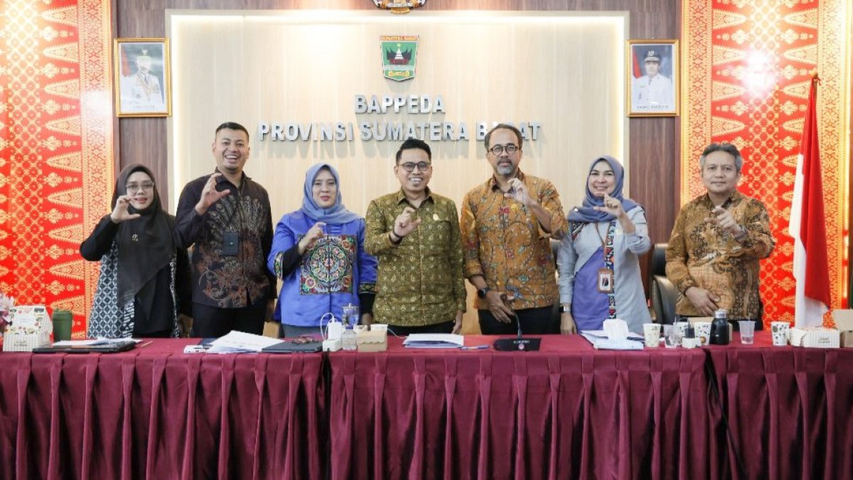 monev-ki-sumbar-2026,-sekretariat-dprd-paparkan-capaian-publikasi-dan-inovasi-layanan Sekretaris DPRD Sumbar memaparkan optimalisasi layanan digital dan keterbukaan informasi publik dalam evaluasi di Bappeda Sum