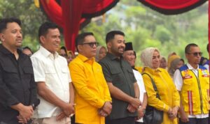 perjuangan-zigo-rolanda-berbuah-hasil,-jalan-lingkar-utara-solok-dapat-anggaran-rp49-miliar Zigo Rolanda meninjau lokasi pembangunan Jalan Lingkar Utara Kota Solok senilai Rp49 miliar bersama pejabat terkait.