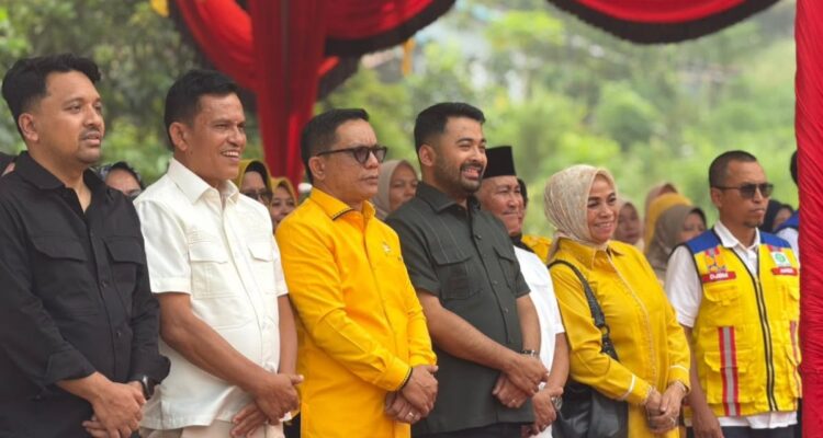 Zigo Rolanda meninjau lokasi pembangunan Jalan Lingkar Utara Kota Solok senilai Rp49 miliar bersama pejabat terkait.