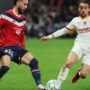 Calvin Verdonk tampak kecewa saat membela Lille dalam pertandingan Liga Champions melawan Galatasaray.