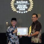 Perwakilan PT Semen Padang menerima penghargaan BUMN Pengumpul Zakat Terbaik dalam ajang Grand BAZNAS Awards 2026 di Jakarta.