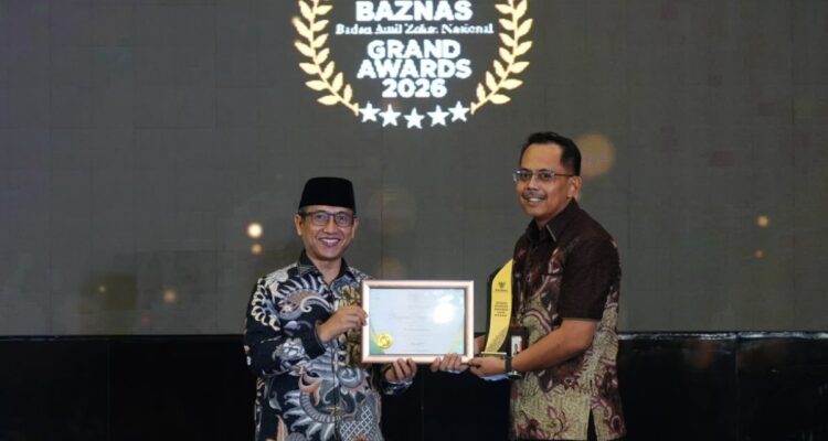 Perwakilan PT Semen Padang menerima penghargaan BUMN Pengumpul Zakat Terbaik dalam ajang Grand BAZNAS Awards 2026 di Jakarta.