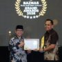 Perwakilan PT Semen Padang menerima penghargaan BUMN Pengumpul Zakat Terbaik dalam ajang Grand BAZNAS Awards 2026 di Jakarta.