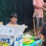 H. Rusdi meninjau pemasangan lampu penerangan jalan umum (PJU) di Kelurahan Banuaran, Kota Padang.
