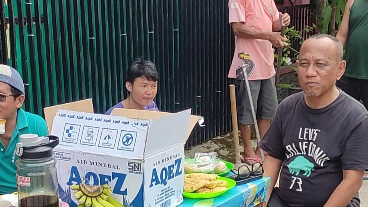 berkat-pokir-h.-rusdi,-18-titik-pju-terangi-banuaran,-anak-anak-kembali-ramaikan-malam H. Rusdi meninjau pemasangan lampu penerangan jalan umum (PJU) di Kelurahan Banuaran, Kota Padang.