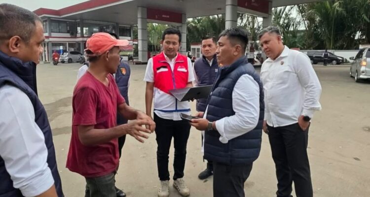 Antrean kendaraan di SPBU Kota Padang saat proses pengisian Biosolar yang kini ditingkatkan penyalurannya oleh Pertamina.