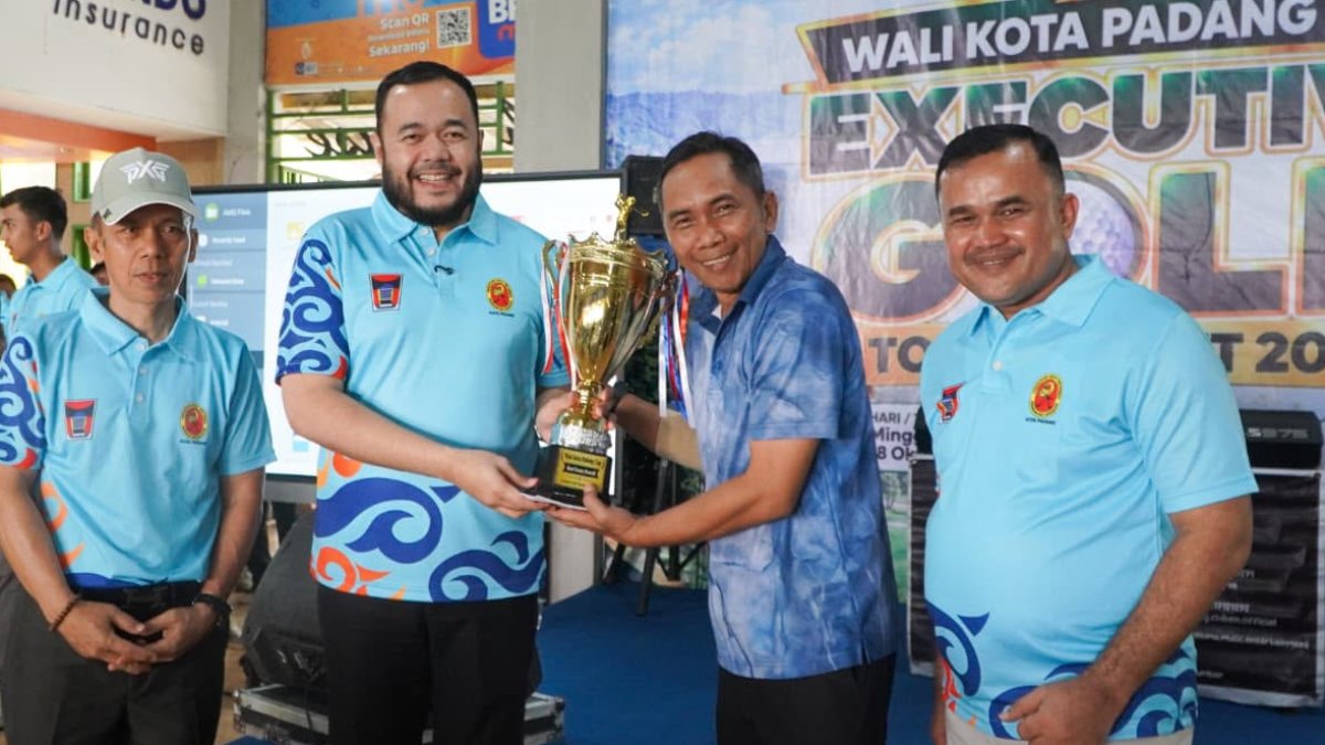 sukses,-wako-fadly-amran-tutup-wali-kota-padang-cup-executive-golf-tournament-2026 Wali Kota Padang Fadly Amran saat berpartisipasi dalam turnamen golf Wali Kota Padang Cup di Lapangan Wirabraja Golf Club.