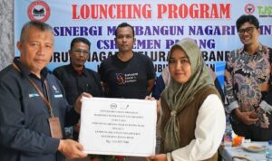 Penyerahan bantuan modal usaha program CSR PT Semen Padang kepada warga Kelurahan Bandar Buat secara simbolis.