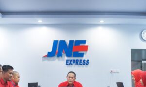 Petugas JNE Padang sedang memproses pengiriman paket rendang untuk tujuan internasional.