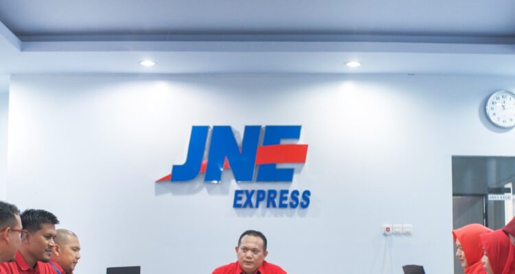 Petugas JNE Padang sedang memproses pengiriman paket rendang untuk tujuan internasional.