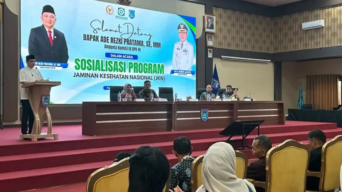 ade-rezki-pratama-sosialisasikan-program-jkn-dihadapan-ratusan-masyarakat-payakumbuh Ade Rezki Pratama saat memberikan sosialisasi program JKN bersama BPJS Kesehatan di aula Balaikota Payakumbuh.