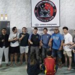 Petugas kepolisian Polda Sumbar mengamankan pelaku mucikari setelah penggerebekan di sebuah hotel di Kota Padang.
