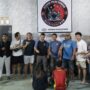 Petugas kepolisian Polda Sumbar mengamankan pelaku mucikari setelah penggerebekan di sebuah hotel di Kota Padang.