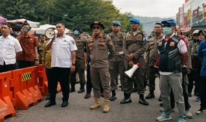 tertibkan-kawasan-pasar-raya,-pemko-padang-pindahkan-ratusan-pkl Petugas gabungan Pemko Padang menertibkan PKL di kawasan Pasar Raya untuk direlokasi ke rubanah Blok 2 yang lebih tertib.