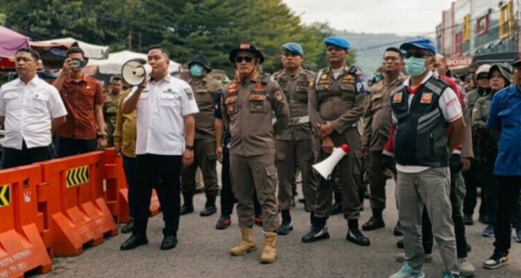 Petugas gabungan Pemko Padang menertibkan PKL di kawasan Pasar Raya untuk direlokasi ke rubanah Blok 2 yang lebih tertib.