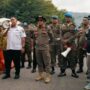 Petugas gabungan Pemko Padang menertibkan PKL di kawasan Pasar Raya untuk direlokasi ke rubanah Blok 2 yang lebih tertib.