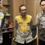 Gubernur Sumbar Mahyeldi menjenguk Ketua MUI Sumbar Zulkarnaini yang dirawat di RS Medika Cilegon pascakebakaran KMP Batumand