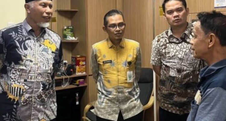 Gubernur Sumbar Mahyeldi menjenguk Ketua MUI Sumbar Zulkarnaini yang dirawat di RS Medika Cilegon pascakebakaran KMP Batumand
