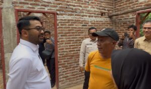 edo-bersyukur-terima-bantuan-bedah-rumah,-zigo-rolanda-minta-warga-miskin-diutamakan Anggota Komisi V DPR RI, Zigo Rolanda, meninjau langsung lokasi penerima bantuan program bedah rumah BSPS di Tanah Datar.