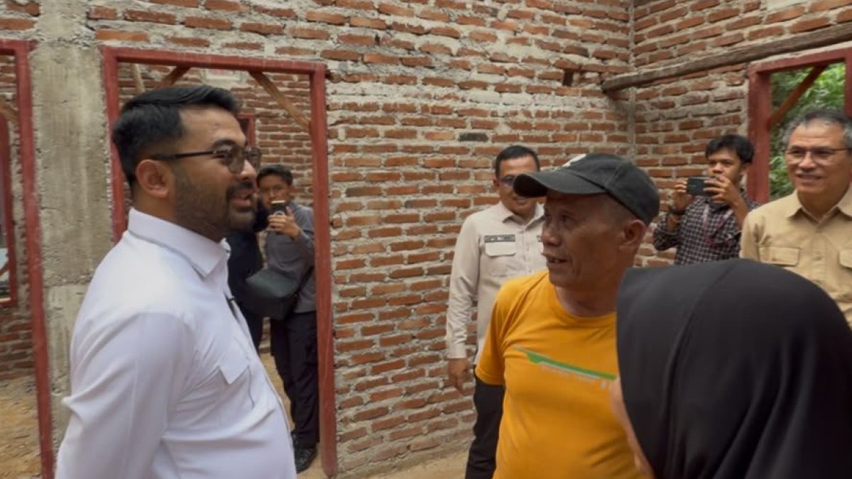 edo-bersyukur-terima-bantuan-bedah-rumah,-zigo-rolanda-minta-warga-miskin-diutamakan Anggota Komisi V DPR RI, Zigo Rolanda, meninjau langsung lokasi penerima bantuan program bedah rumah BSPS di Tanah Datar.
