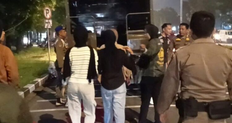 Petugas Satpol PP Padang mengamankan belasan remaja yang kedapatan pesta miras di ruang publik saat patroli dini hari.