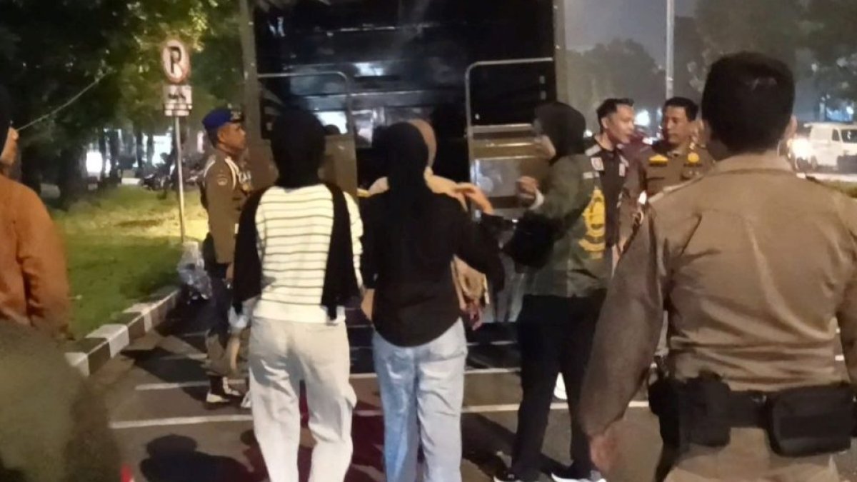 ciptakan-suasana-kondusif,-satpol-pp-kota-padang-amankan-belasan-remaja-hingga-dini-hari Petugas Satpol PP Padang mengamankan belasan remaja yang kedapatan pesta miras di ruang publik saat patroli dini hari.